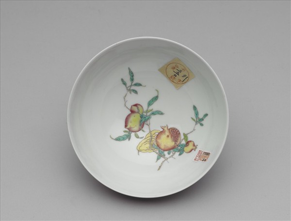 洋彩紅錦地花果紋碗