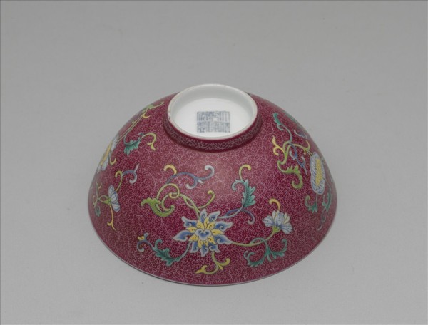 洋彩紅錦地花果紋碗