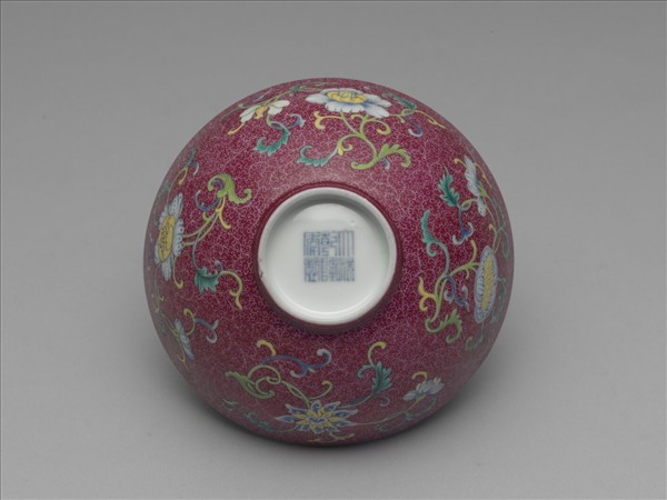 洋彩紅錦地花果紋碗