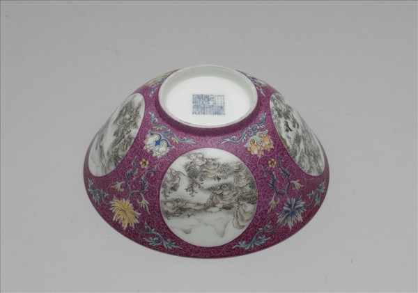 洋彩紅錦地開光山水圖碗