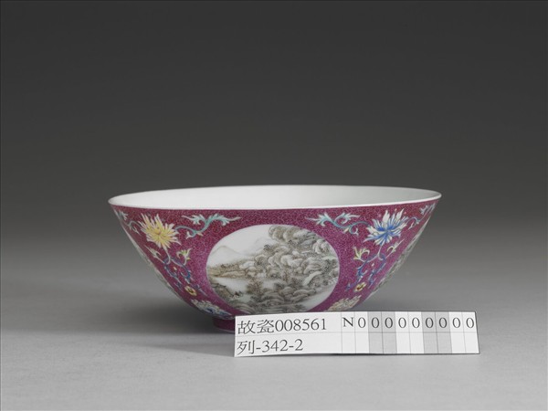 洋彩紅錦地開光山水圖碗