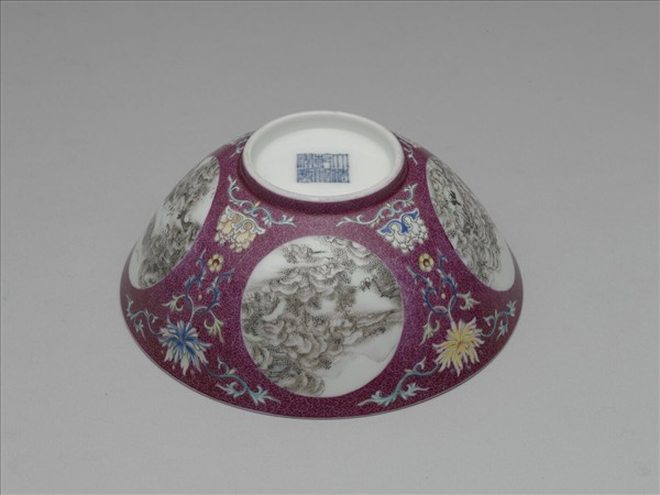 洋彩紅錦地開光山水圖碗