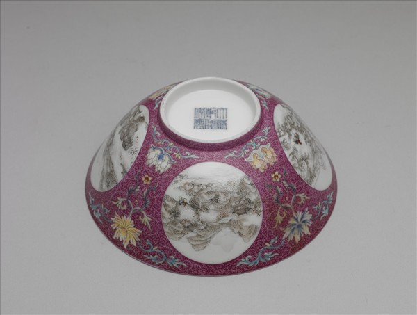 洋彩紅錦地開光山水圖碗