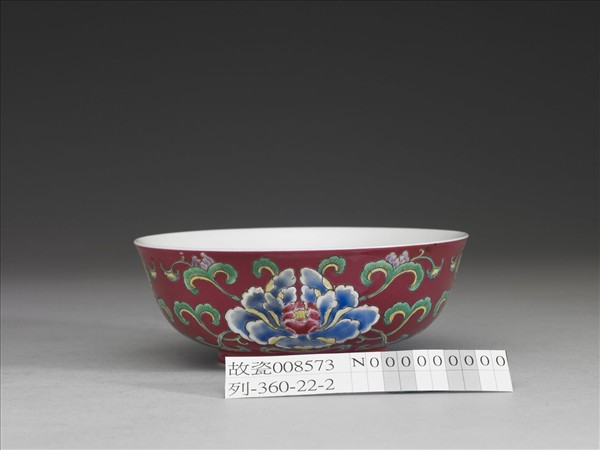 洋彩紅地花卉紋碗
