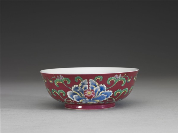 洋彩紅地花卉紋碗