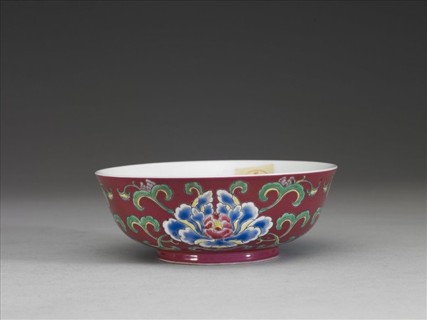 洋彩紅地花卉紋碗