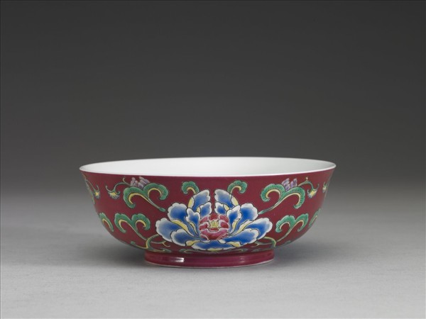 洋彩紅地花卉紋碗