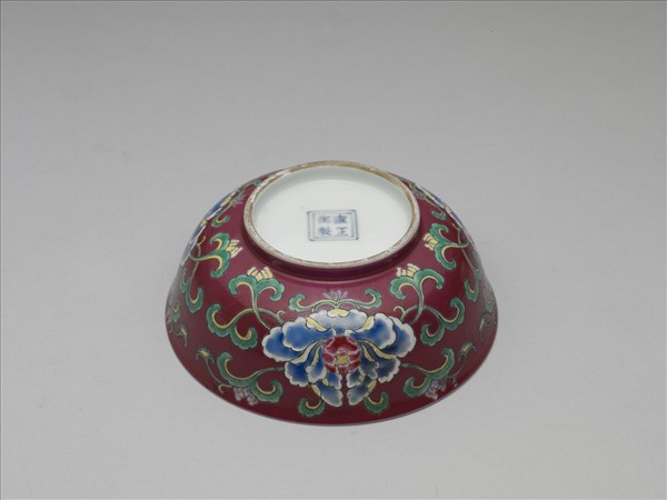 洋彩紅地花卉紋碗