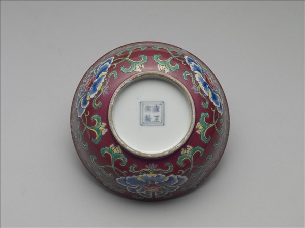 洋彩紅地花卉紋碗