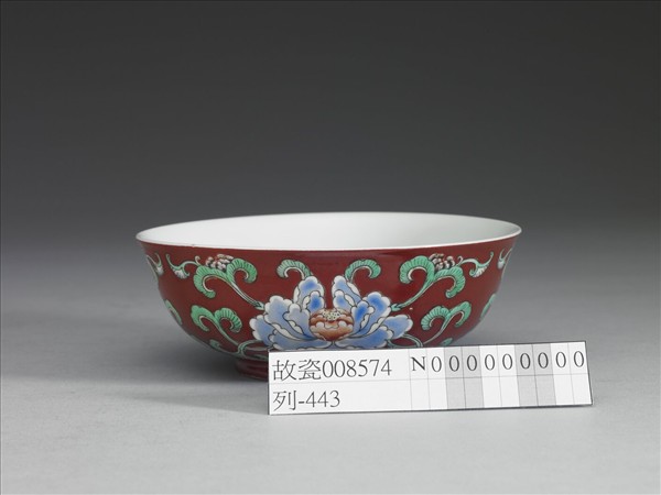 洋彩紅地花卉紋碗