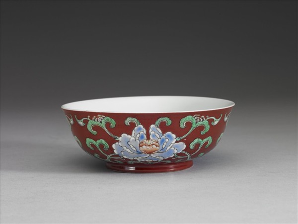 洋彩紅地花卉紋碗