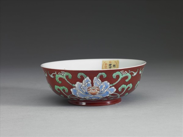 洋彩紅地花卉紋碗