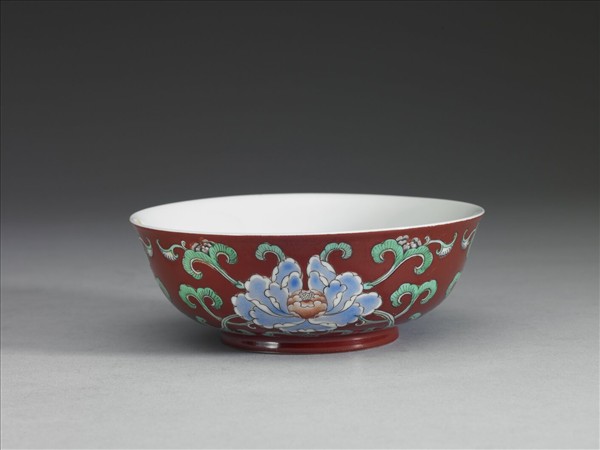 洋彩紅地花卉紋碗
