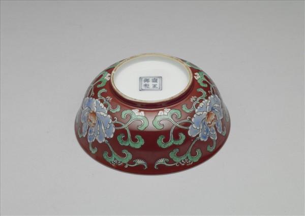 洋彩紅地花卉紋碗