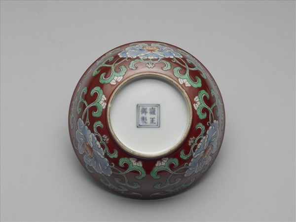 洋彩紅地花卉紋碗