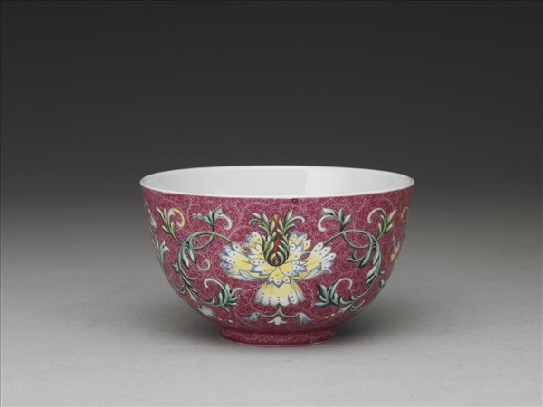 洋彩紅錦地番蓮紋杯