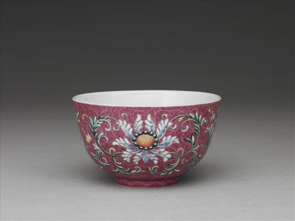 洋彩紅錦地番蓮紋杯