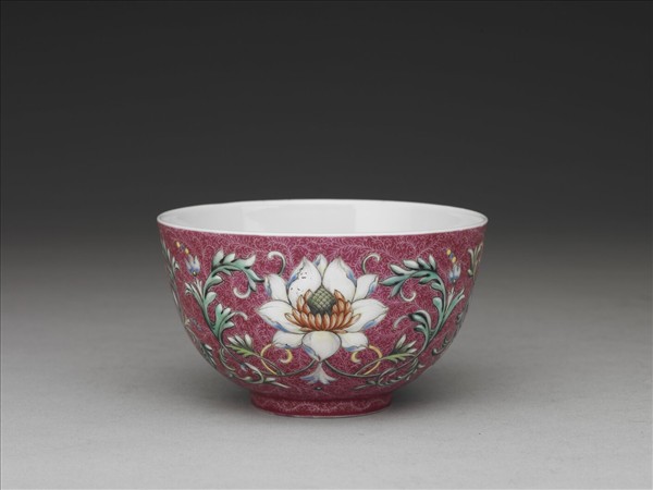 洋彩紅錦地番蓮紋杯