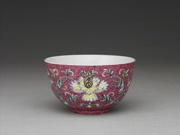 洋彩紅錦地番蓮紋杯