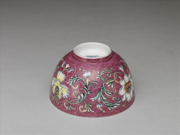 洋彩紅錦地番蓮紋杯