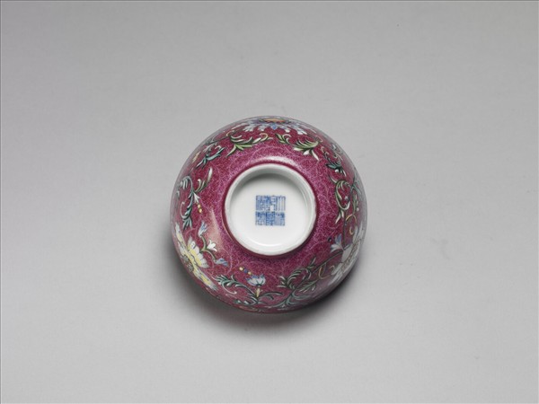 洋彩紅錦地番蓮紋杯