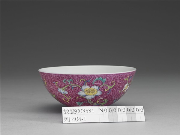 洋彩紅錦地花果紋碗