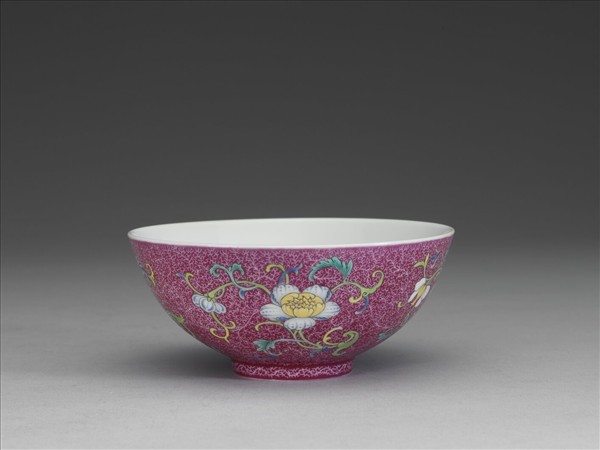 洋彩紅錦地花果紋碗