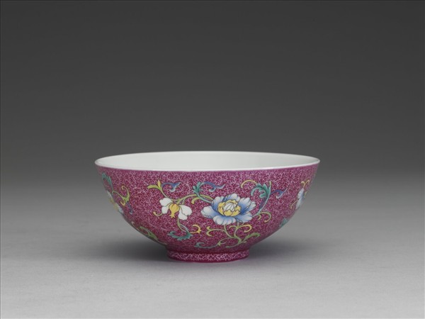 洋彩紅錦地花果紋碗
