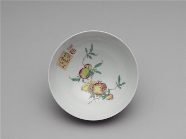 洋彩紅錦地花果紋碗