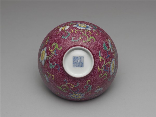 洋彩紅錦地花果紋碗