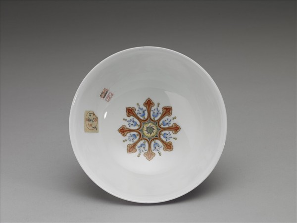 洋彩紅錦地開光山水圖碗