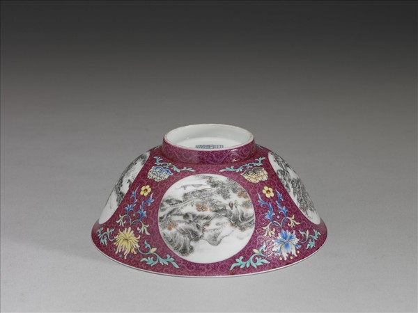 洋彩紅錦地開光山水圖碗