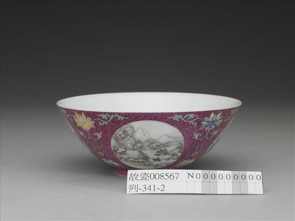 洋彩紅錦地開光山水圖碗