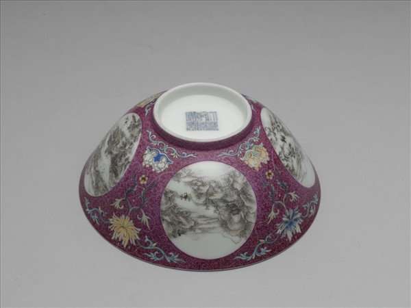 洋彩紅錦地開光山水圖碗