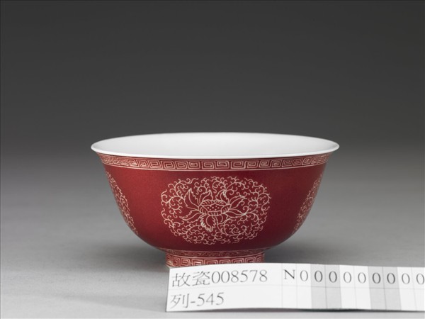 琺瑯彩洋紅地剔花團花碗
