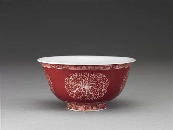 琺瑯彩洋紅地剔花團花碗