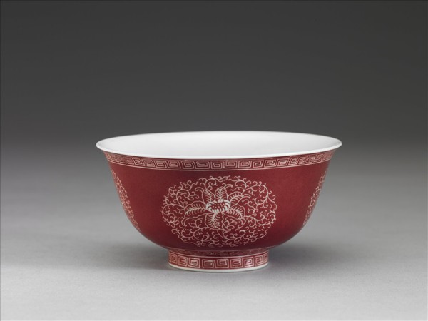 琺瑯彩洋紅地剔花團花碗