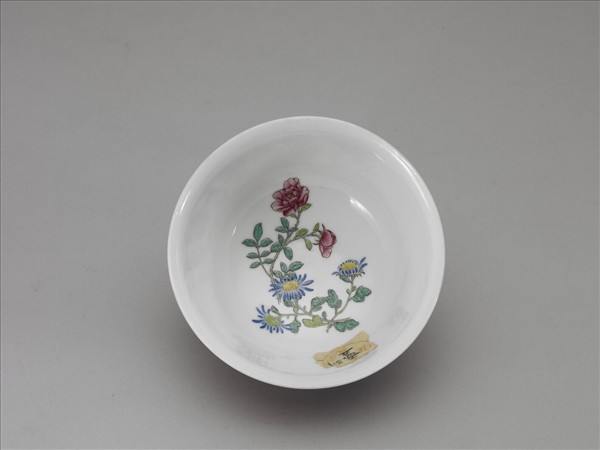 琺瑯彩洋紅地剔花團花碗