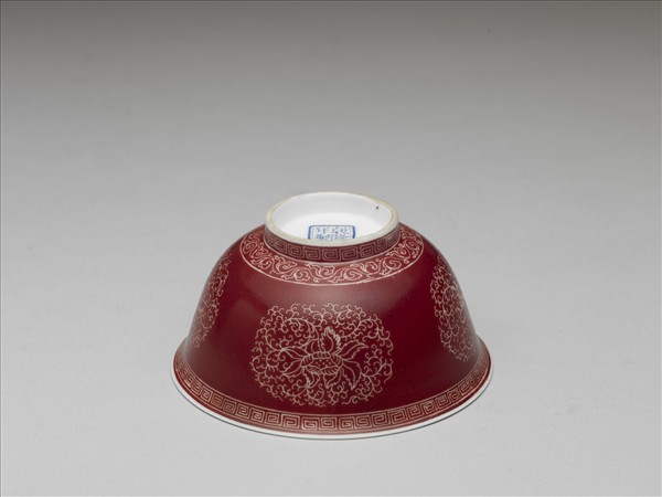 琺瑯彩洋紅地剔花團花碗