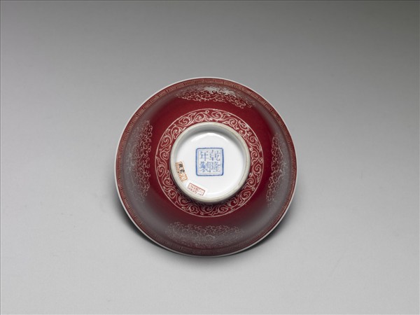 琺瑯彩洋紅地剔花團花碗