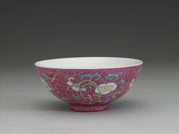 洋彩紅錦地花果紋碗