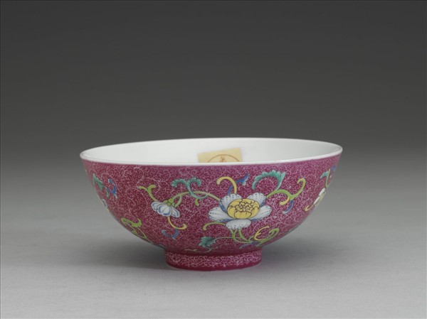 洋彩紅錦地花果紋碗