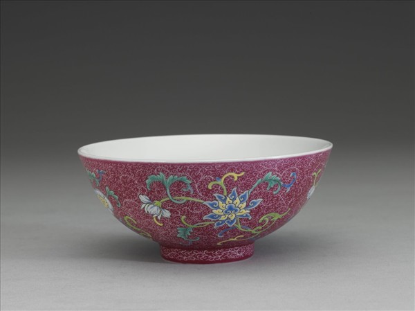 洋彩紅錦地花果紋碗