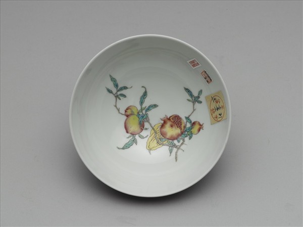 洋彩紅錦地花果紋碗