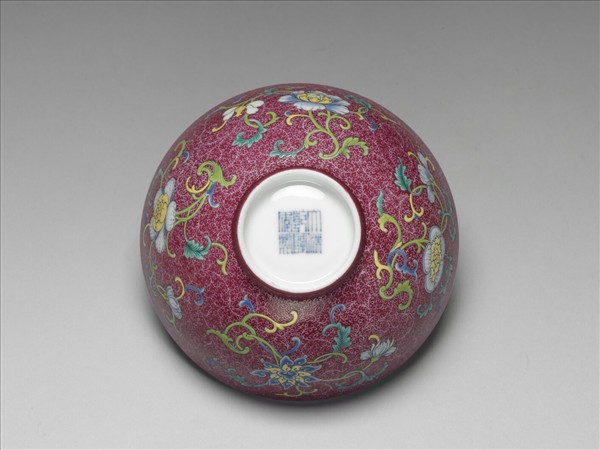 洋彩紅錦地花果紋碗