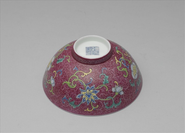 洋彩紅錦地花果紋碗