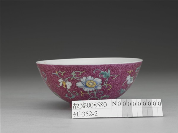 洋彩紅錦地花果紋碗