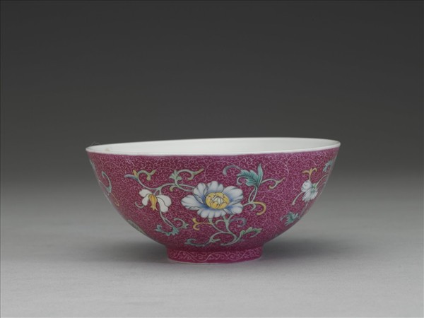 洋彩紅錦地花果紋碗