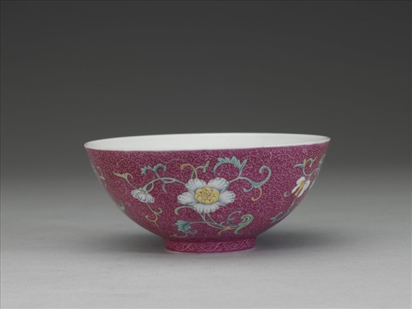 洋彩紅錦地花果紋碗