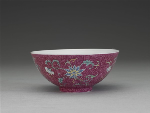 洋彩紅錦地花果紋碗
